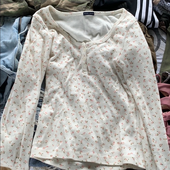 COPY - Brandy Melville long sleeve 🌸 - Picture 2 of 2